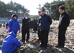 최기산 주교 태안 피해현장 방문…관계자 격려·태안본당에 위로금 전달